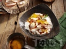 Рецепта Лесни яйца по панагюрски върху кисело мляко и сирене